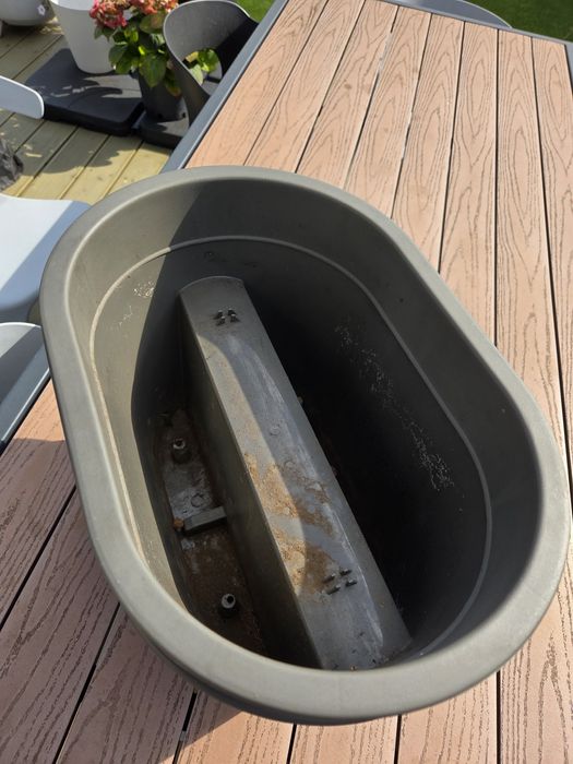 Dwie donice balustradowe szare zawieszane na poręcz lub płot