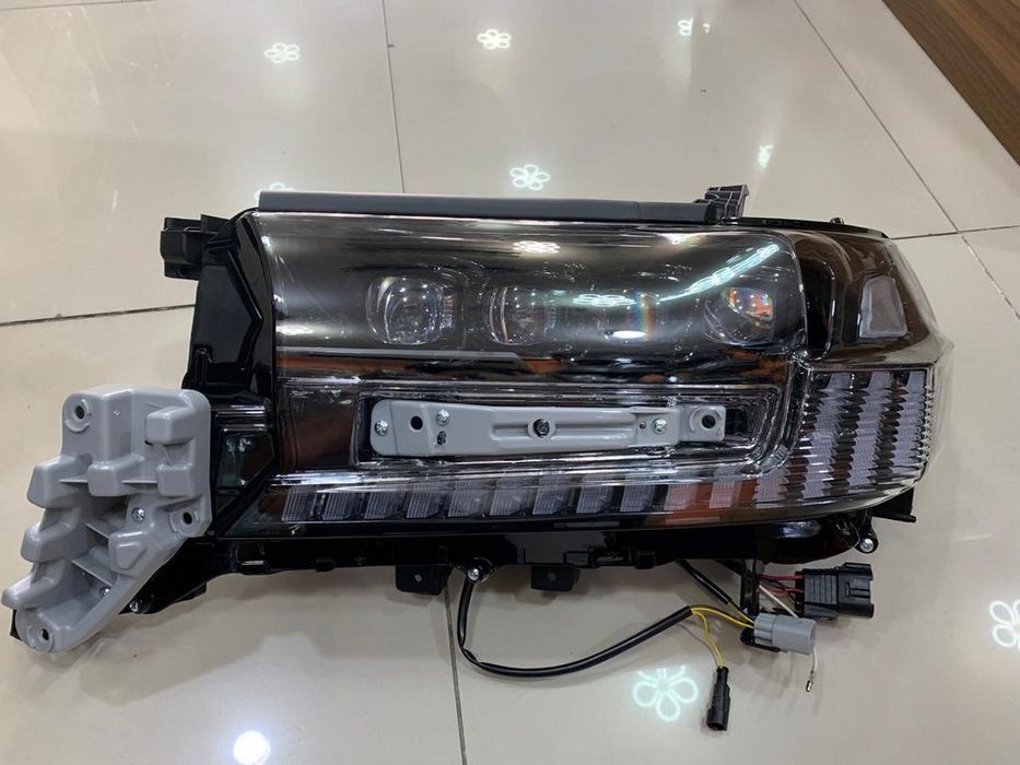 Toyota LandCruiser 200 Передние фары оптика в дизайне Bugatti