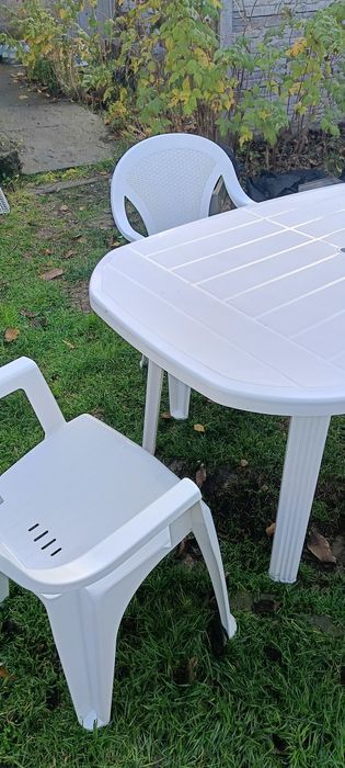 Садовый пластиковый стол и стулья
