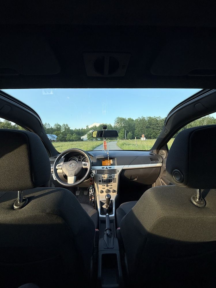 Opel Astra H GTC panorama 1.6 benzyna 105KM 2007r.