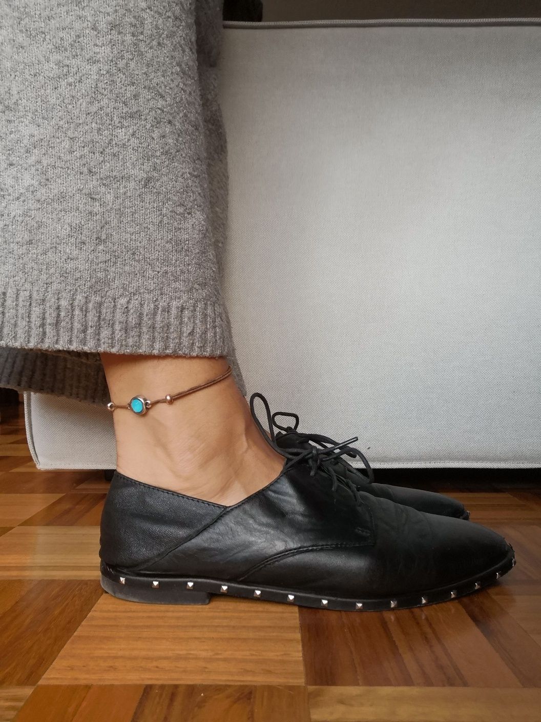 Sapatos pretos com tachas