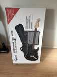 Kit Guitarra/Violão Squier Strat + Amp Fender