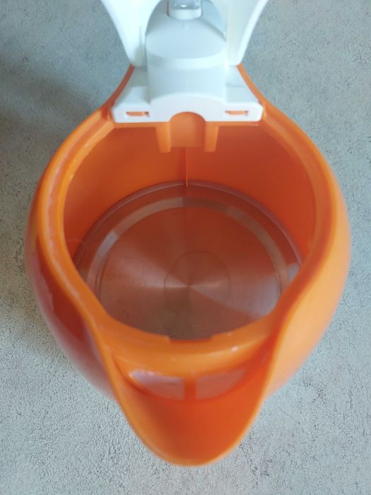 Pomarańczowy czajnik elektryczny 1L 1100W Chuck Norris edition