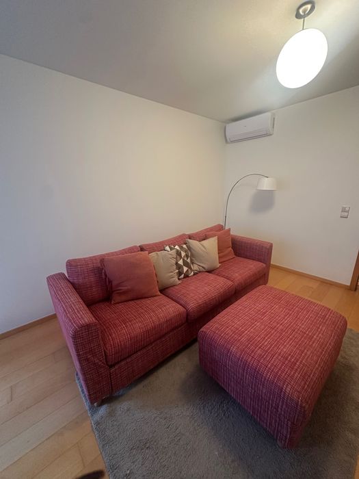 Sofá de três lugares e puff