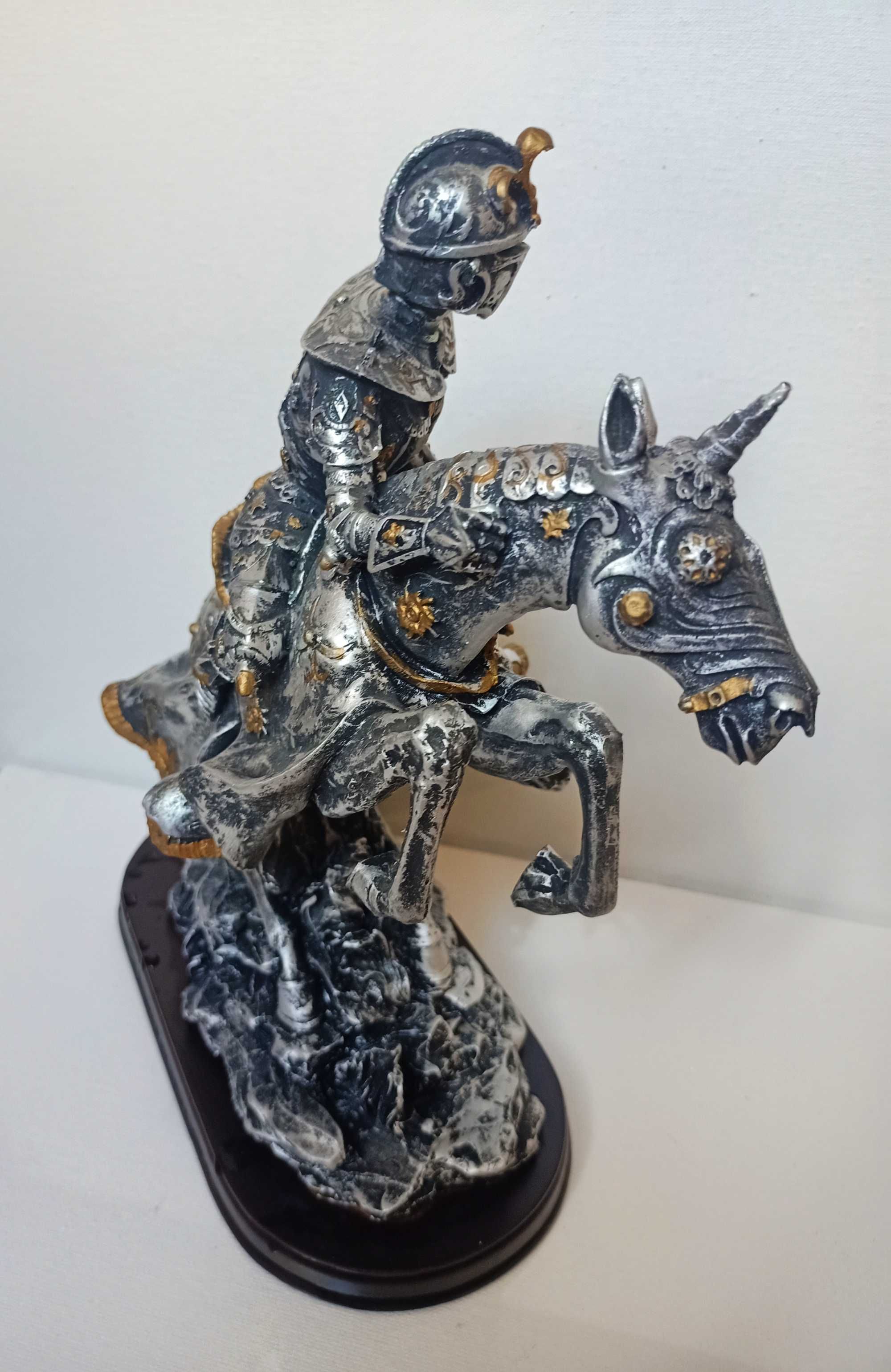 Статуэтка из гипса- Рыцарь на Единороге