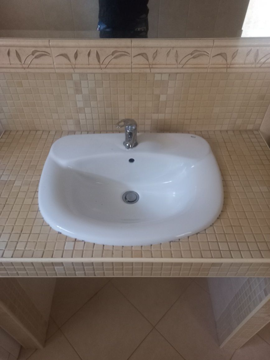 Umywalka Roca łazienkowa z baterią