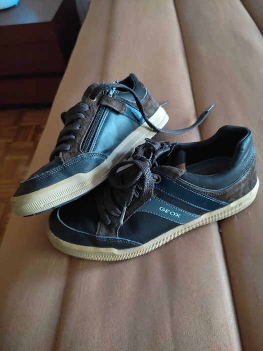 Sapatos tipo tênis da Geox.