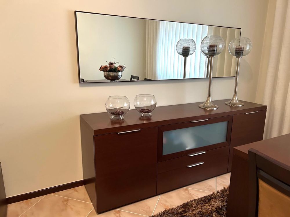 Sala de jantar com mesa e 6 cadeiras
