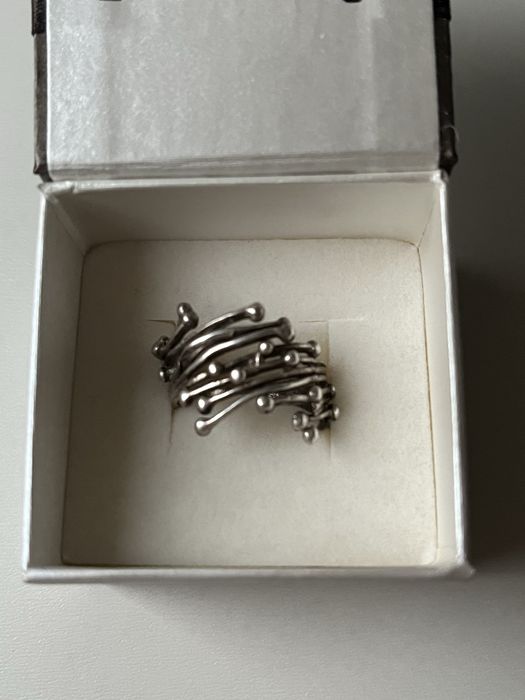 Srebry pierscionek zaplecione pędy