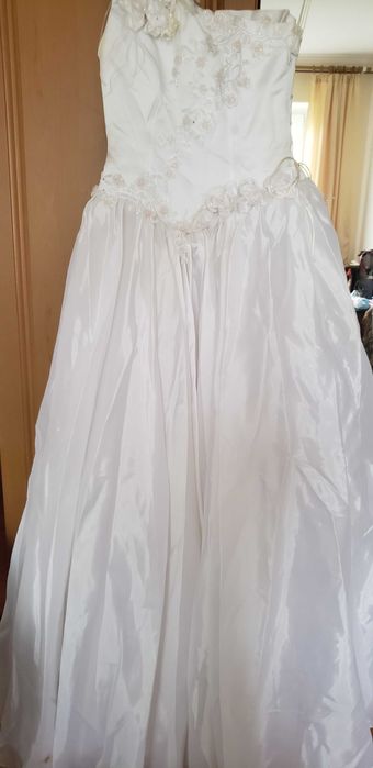 весільне плаття ( вживане -один день весілля) потребує хімчистки.