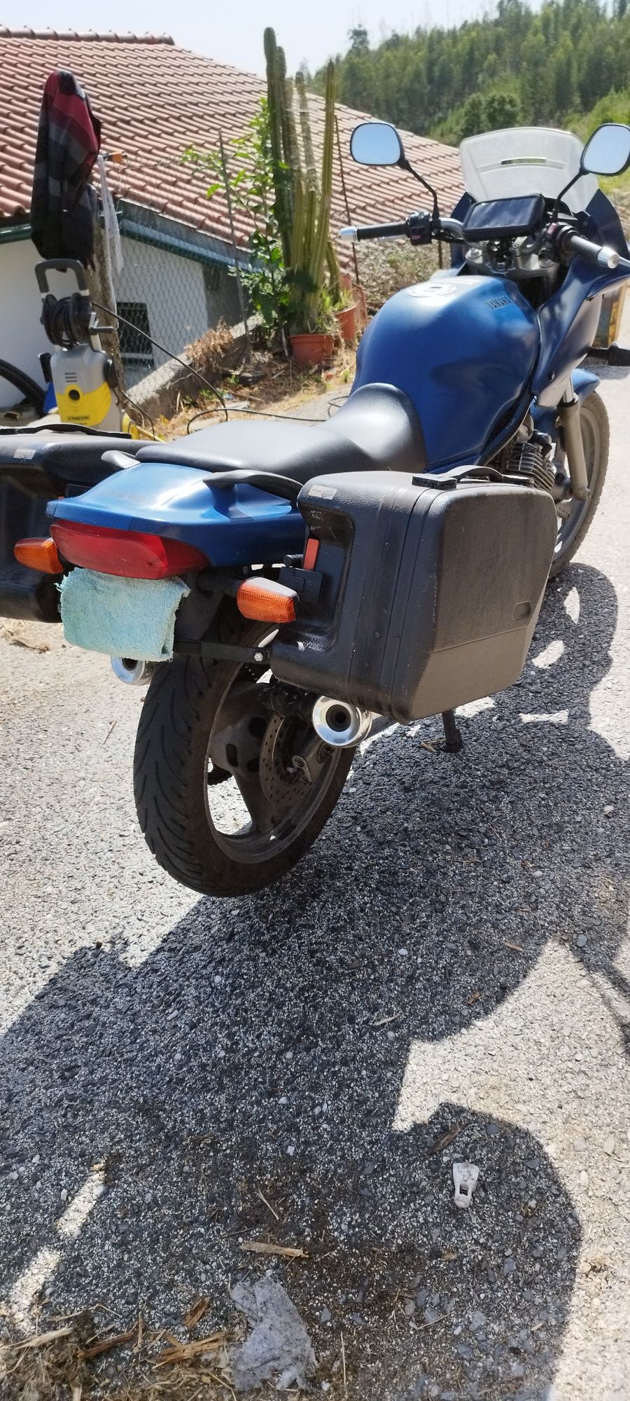 Yamaha XJ 600 com malas laterais