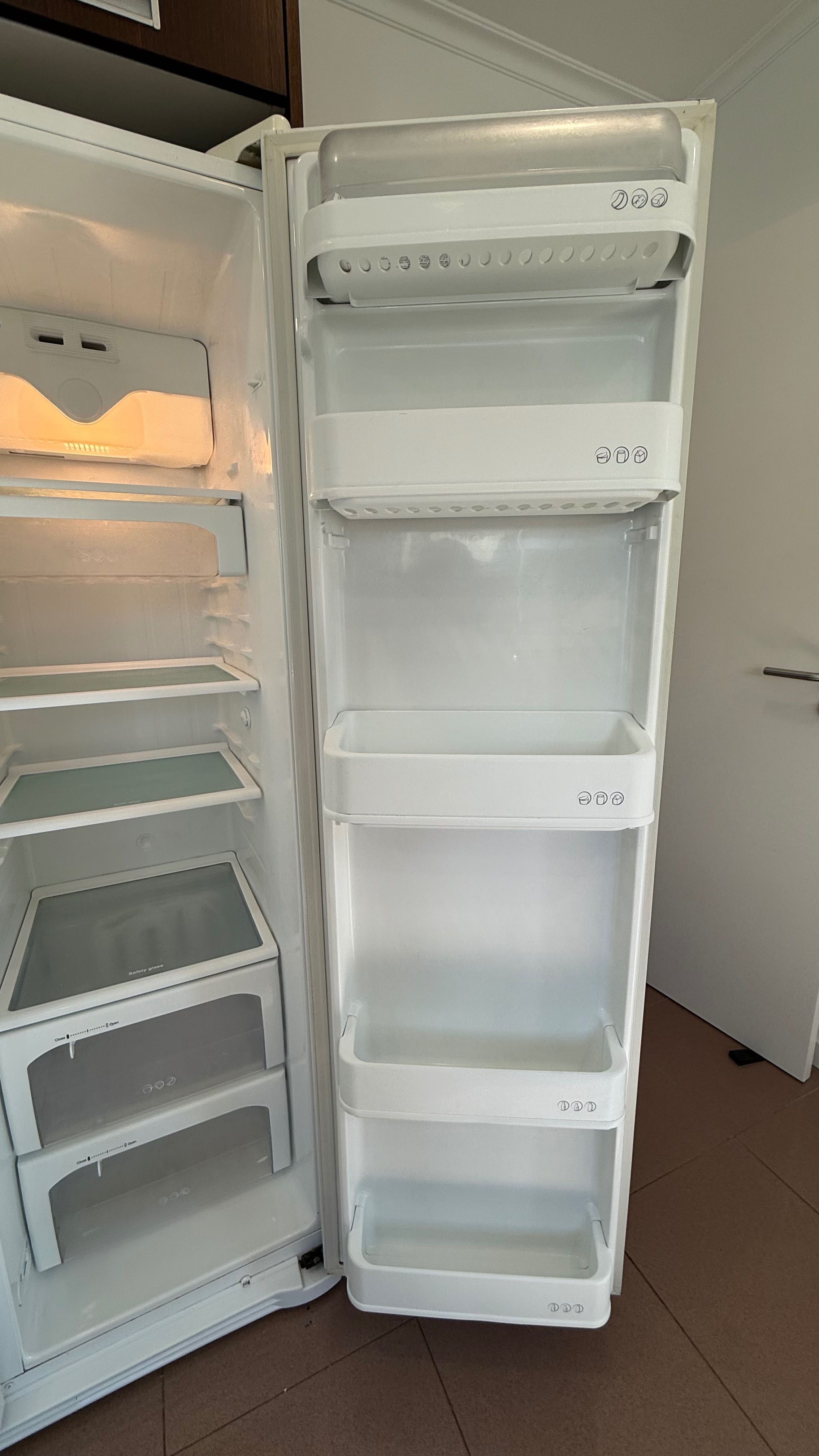 À Venda: Frigorífico LG Side-by-Side Funcional com Dispensador de Gelo
