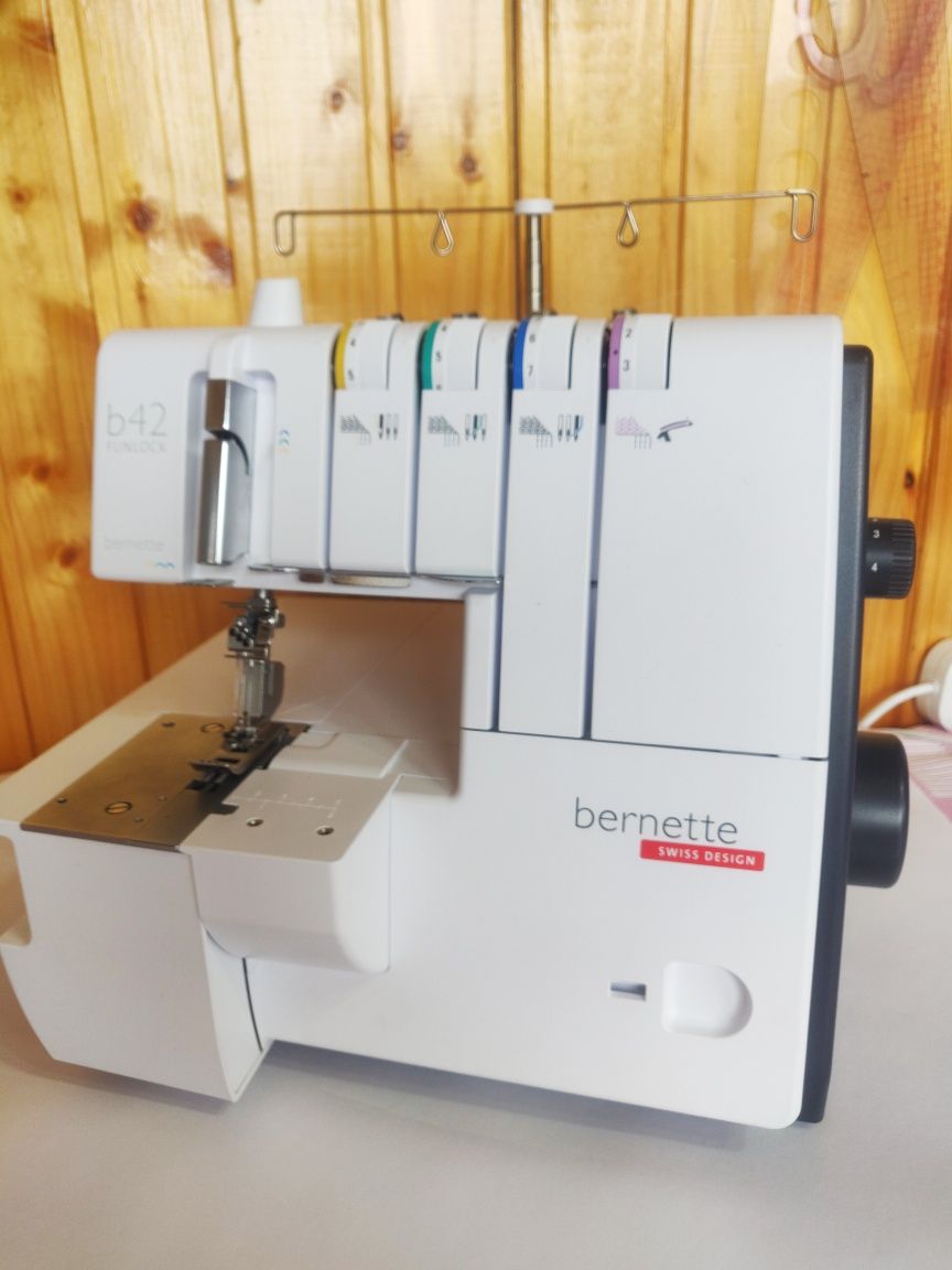 Розпошивальна машина Bernina Bernette FunLock B42