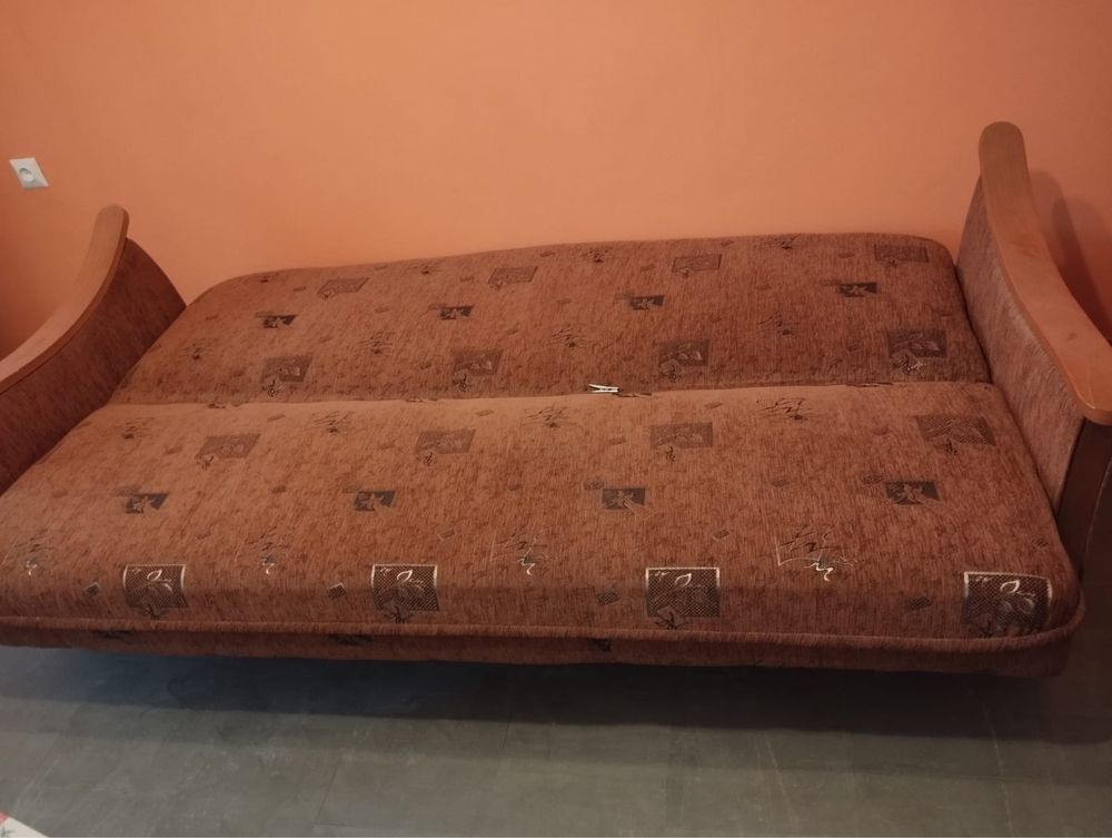 Sofa, kanapa, wersalka rozkładana z pojemnikiem materiał retro prl