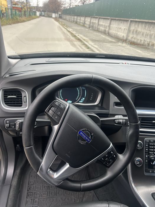 Продам власний Volvo V60 D4 2014