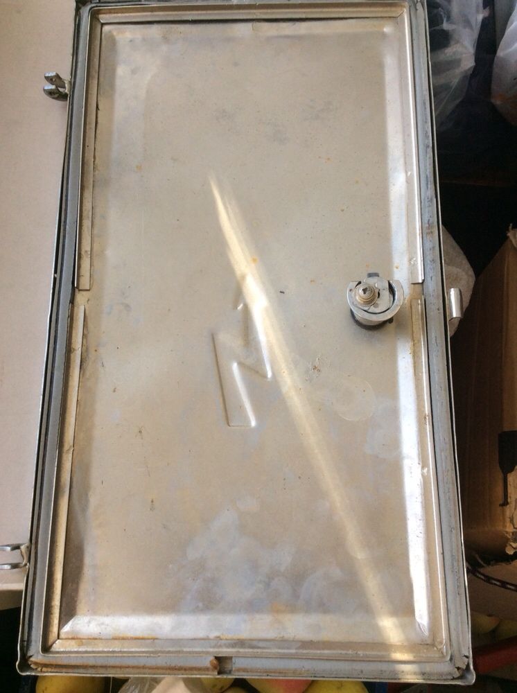 Дверца ящика электросчетчика