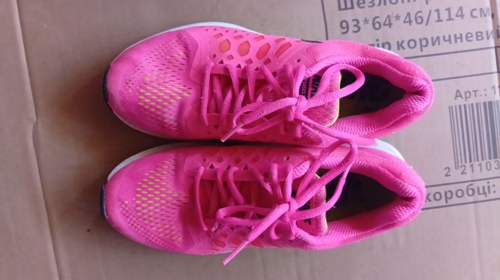 Кросівки жіночи Nike розмір розмір 38,5. В гарному стані.