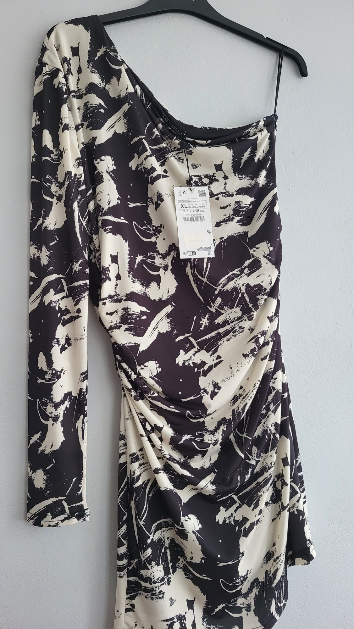 Dopasowana sukienka mini na jedno ramię w czarno-białe wzory, Zara(XL)