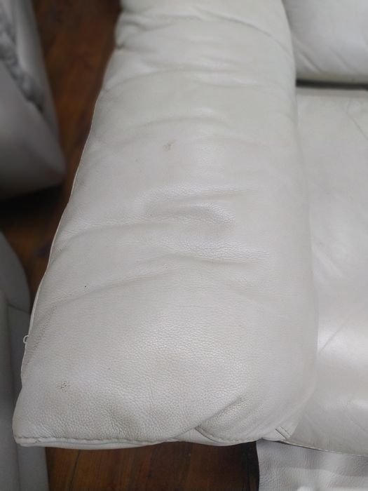 Кожаный диван и два кресла.Одно кресло реклайновское.