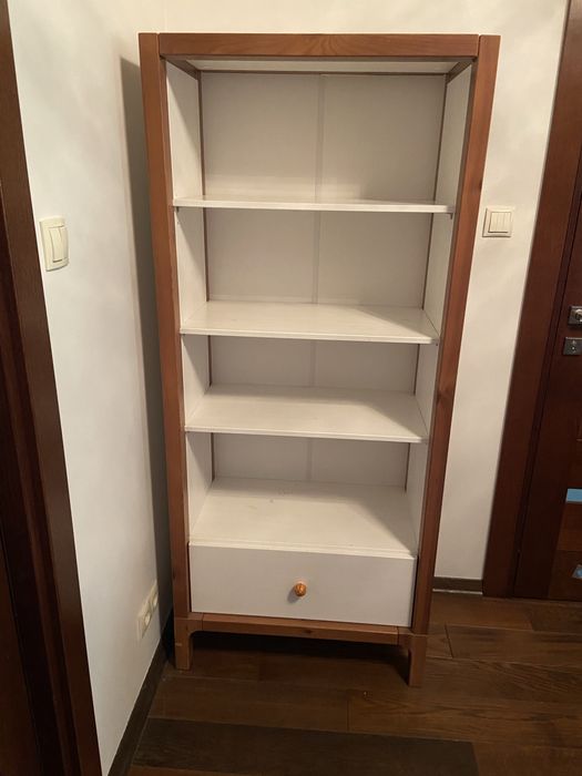 Zestaw mebli bialych z litego drewna marki PINIO