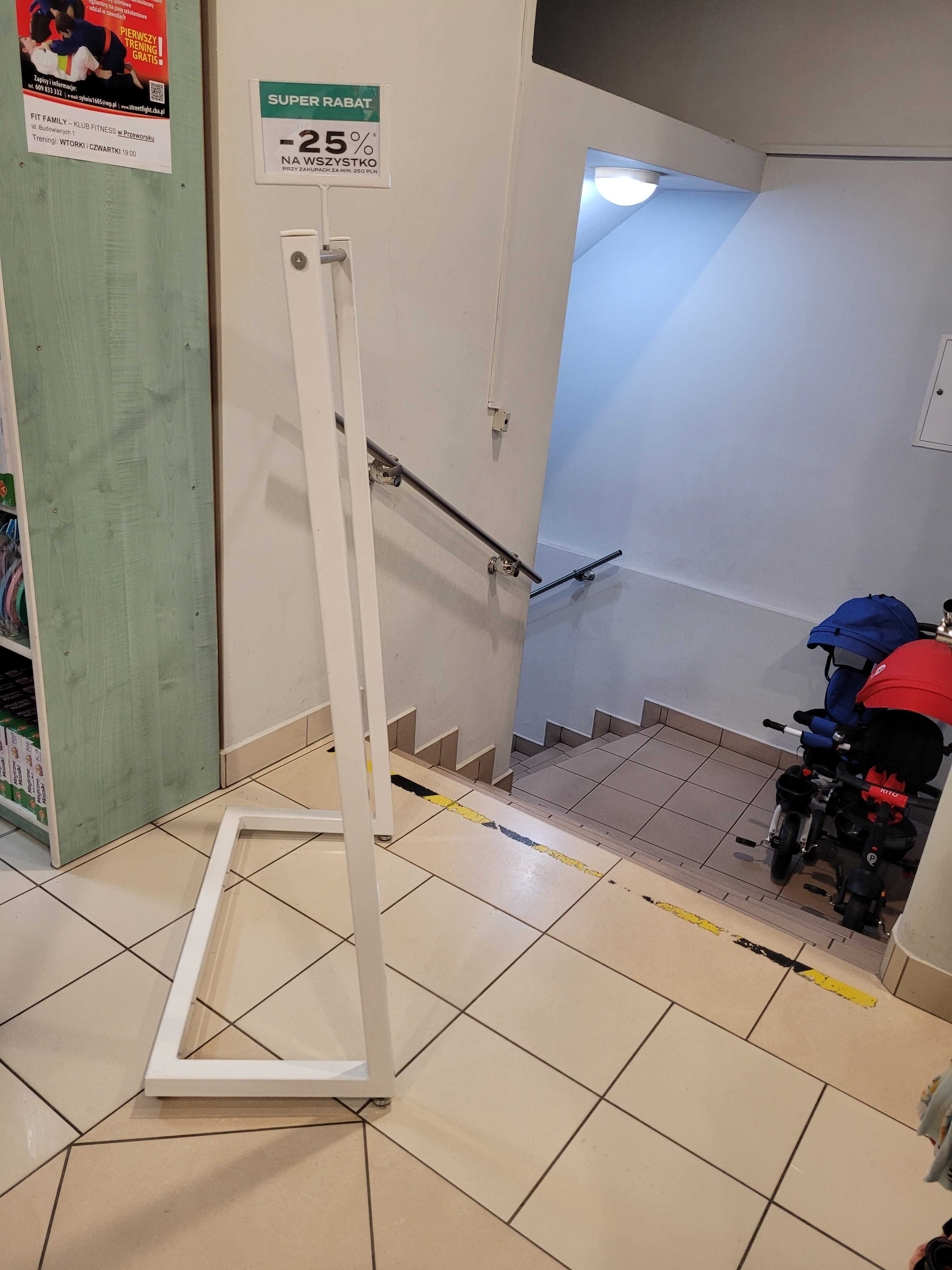Meble ze sklepu odzieżowego 4f