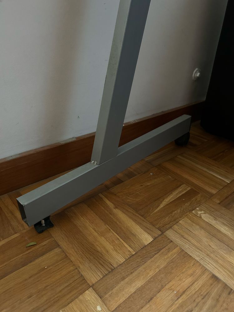Mesa, secretária c/ roda em falta 100x48x72