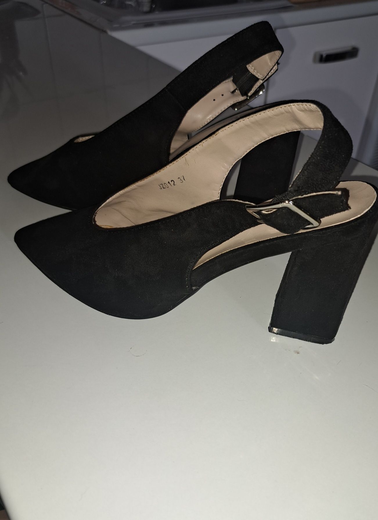 Buty rozmiar 37 super stan
