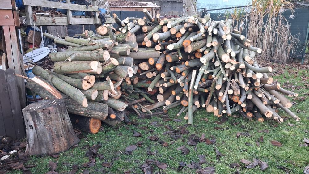 Drewno na opał czesciowo pociete na klocki