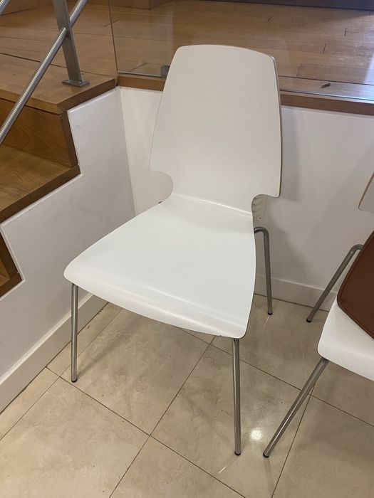 Cadeiras brancas com pés cromados