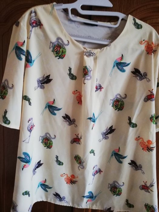 Bluzka z broszka  r 50 nowa