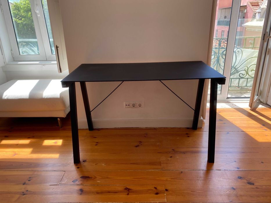 Mesa de Escritório/Trabalho – Preta, Minimalista