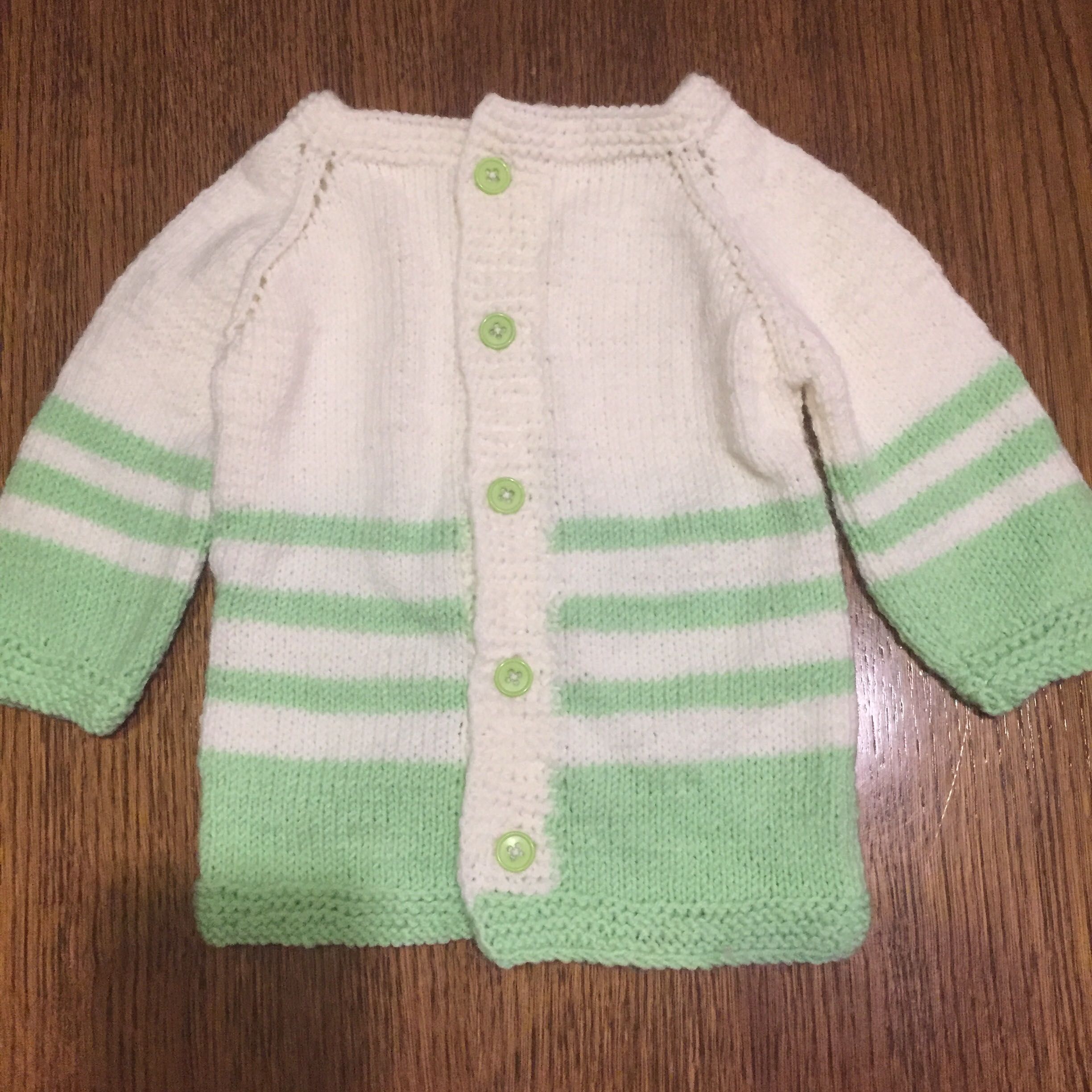 Sweterek dla dziecka ręcznie robiony na szydełku