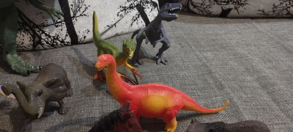 Іграшковий набір динозаврів