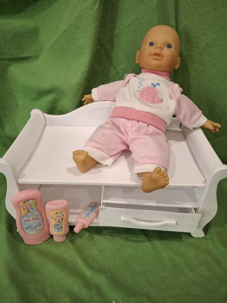 Bebé com caminha e produtos de higiene