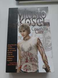 Książka: Cassandra Clare ,,Miasto kości" (Dary Anioła) tom 1