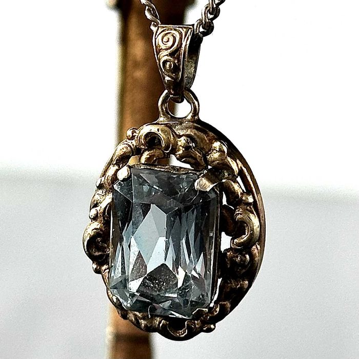 Srebrna przywieszka z Akwamarynem z ok. 1900 roku z srebra próby 835