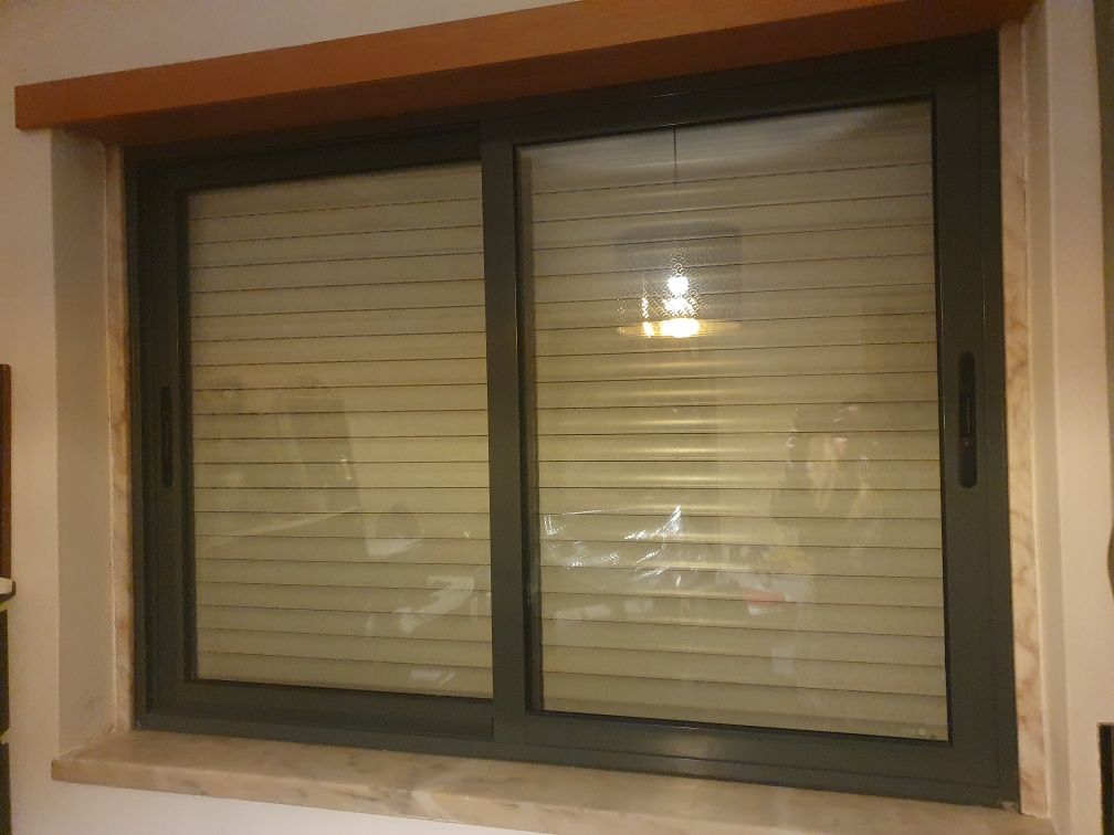 2 Janelas de 2 folhas, alumínio, de correr