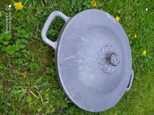 Patelnia żeliwna z pokrywą na ognisko 50 cm najwyższa jakość Żeliwiak