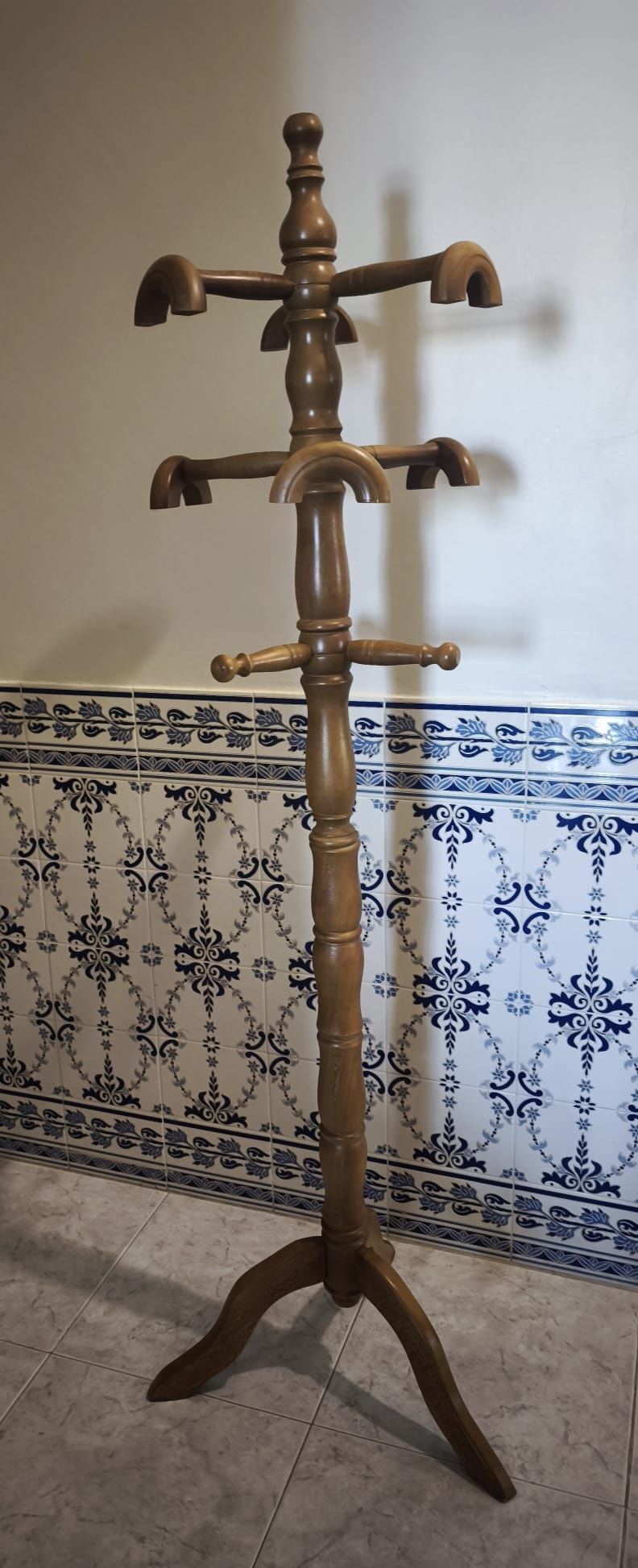 Cabide de pé alto roupa- madeira