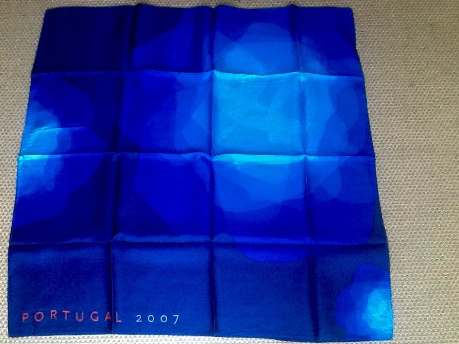 Lenço de seda em tons de azul,novo