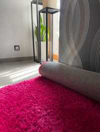 piekny rozowy wlochaty dywan