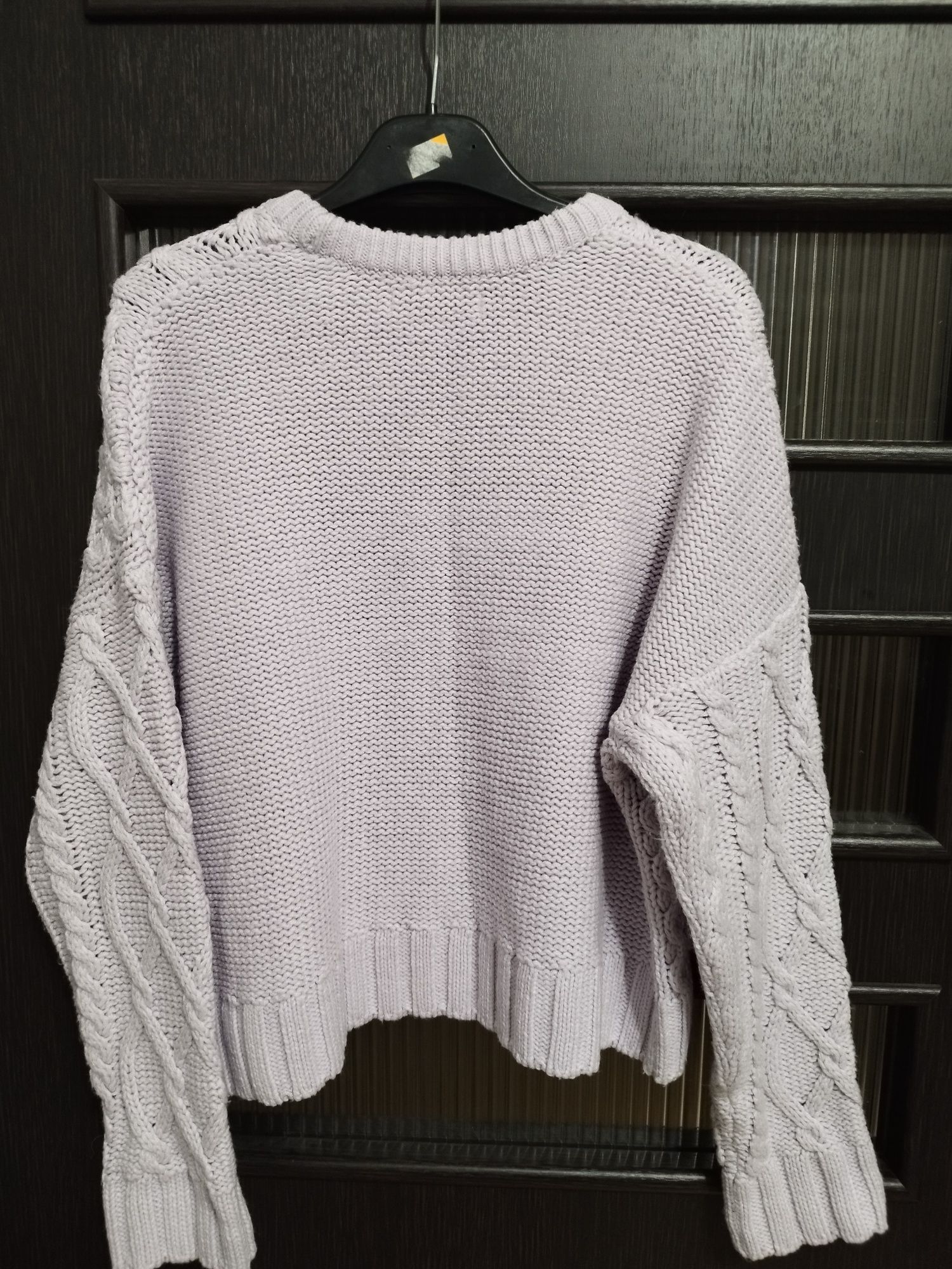 Sweter o warkoczowym splocie w kolorze lawendowym