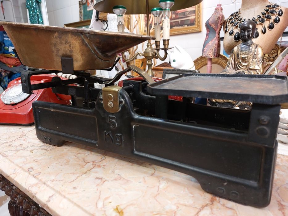 Antiga balança em ferro fundido e latão 5kg 

Balança mecânica, c