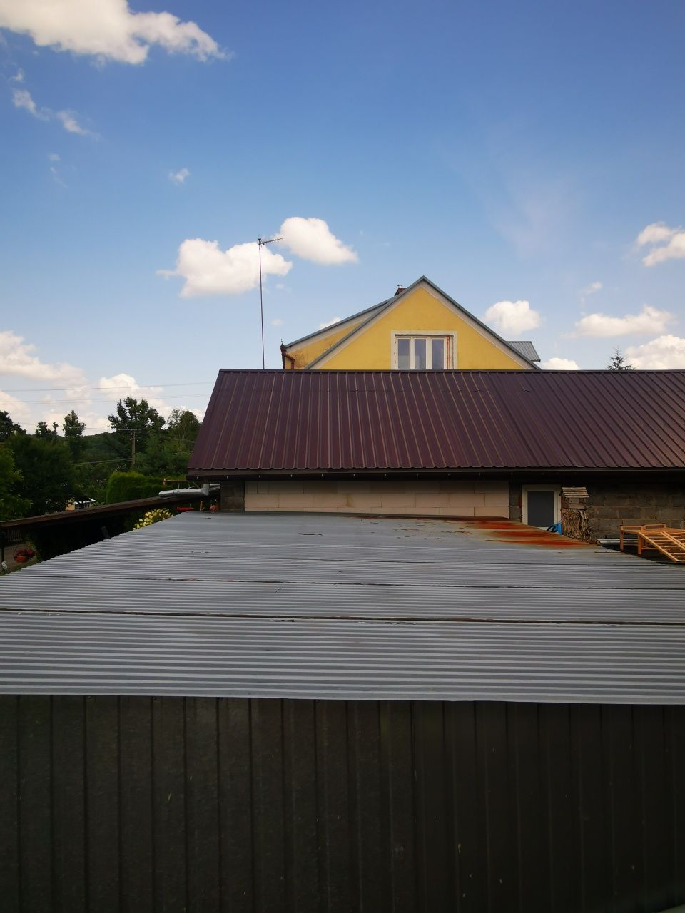 Garaż blaszany 8x5 m – solidna konstrukcja, 2 bramy uchylne, ocynk