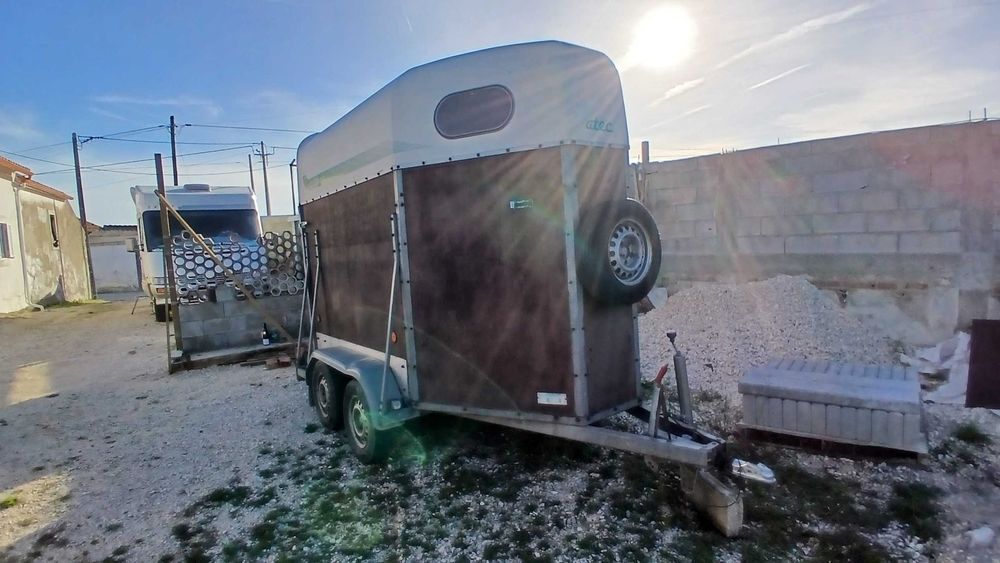 Atrelado 2 cavalos, 1600kg