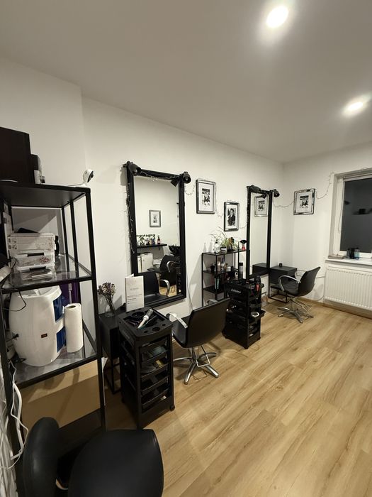 Dwa fotele fryzjerskie Maletti włoskie , czarne i podnóżek