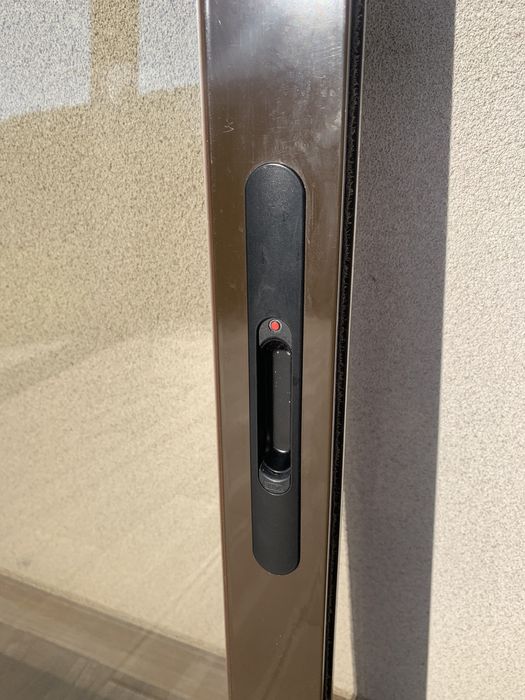 Janelas alumínio lacado com vidro duplo fumado.