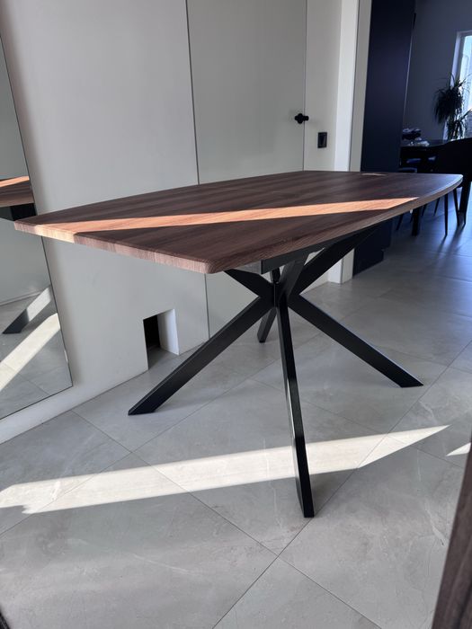 Стол обеденный с раскладной столешницей на металлических ножках.