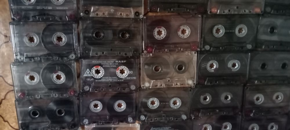 музичні аудіо касети з 90х років.аудиокассеты.