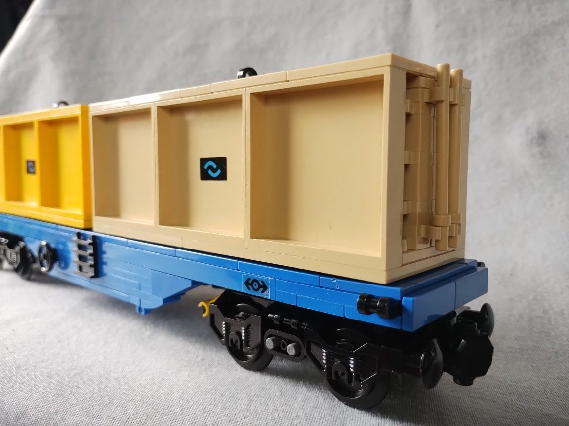 LEGO train, pociąg towarowy, wielki wagon kolejowy z kontenerami